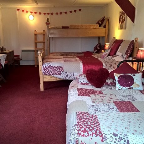 Hen Party Cabin - Red Wine Decor